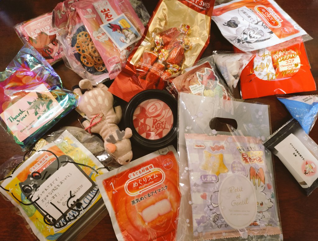 イベントお疲れ様でした！
差し入れありがとうございます！
強風吹き荒れる中、本当にありがとうございました！
また機会あれば、是非、参加したいなと思える素敵な日となりました！！
お菓子毎日少しずついただきます！
ぬいやマイク君（ロティ）の切り絵は飾らせていただきますー！