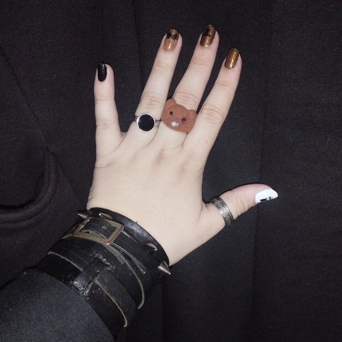 SayloinRiki's tweet photo. Freddy Fazbear nails
:3 🐻🎩 🎤🤎🖤✨
.
#fnaf #fivenightsatfreddys #freddyfazbear #fivenightsatfreddysnails #brownnails #blackandwhitenails #microphonedrawing #emogoth #tomboy #punk #badass #bearring #gothrings #rings #skullring #bracelets #nailart #cosplaynailart #myversion https://t.co/tCrgYvY67g