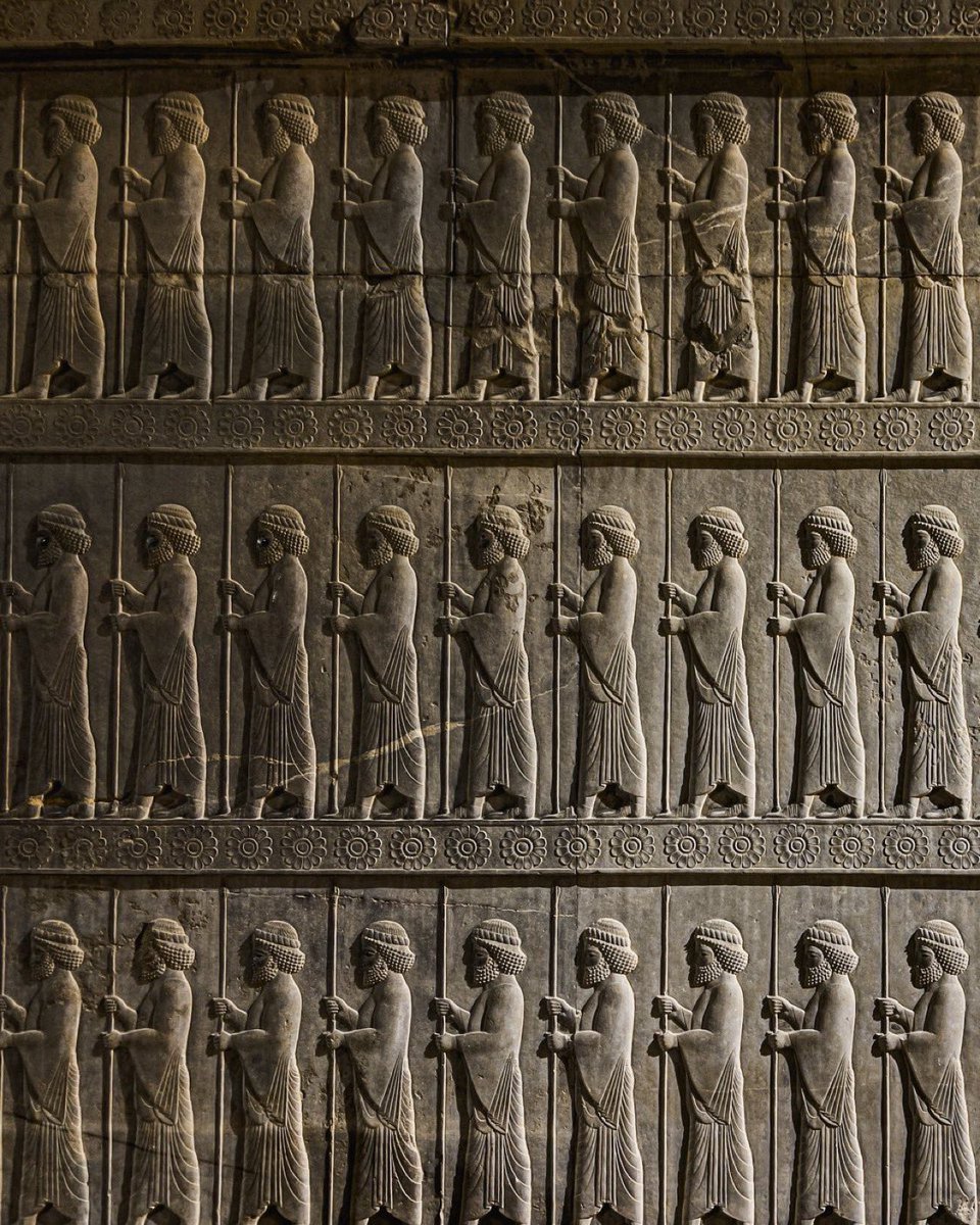 ایران یک دولت-ملتِ وستفالیایی یا ملتی جعلی نیست، بلکه کهن‌ترین کشورتمدن (State Civilization) است؛ ملتی برخاسته از تمدنی تاریخی با تداومی دیرین که علیرغم تاخت‌و‌تازهای پیاپی به کشور و اشغال‌های مکرر دگربار برمی‌خیزد و نماد وحدت در عین کثرت می‌شود.

بنیان کشور‌-تمدن بر پایه نژاد،