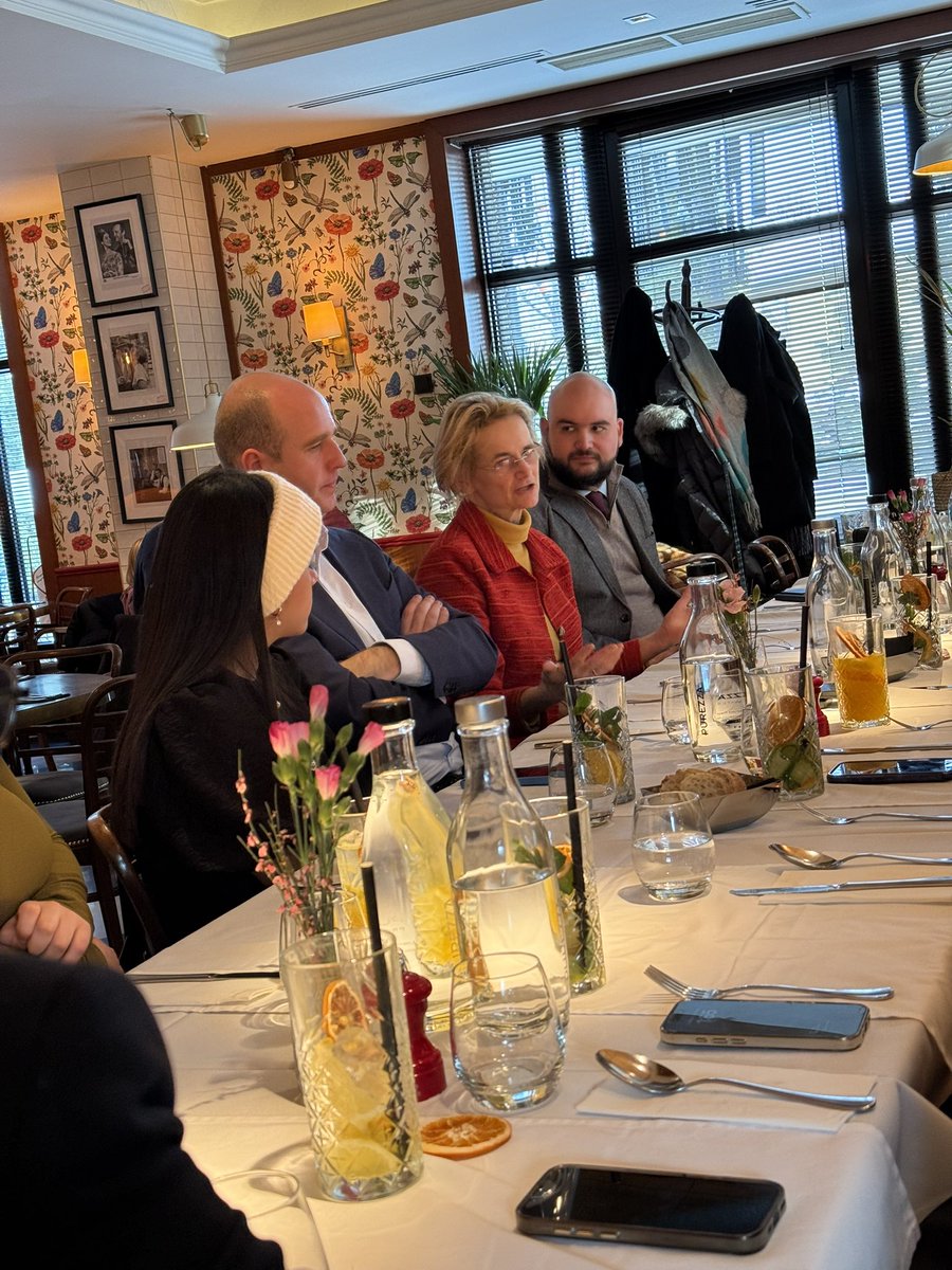 PatriaUnidaMX's tweet photo. Almuerzo con la eurodiputada Enikő Győri.

Conversamos sobre la configuración política de la Unión Europea, los retos del conservadurismo en la actual geopolítica y la situación de México en el contexto internacional.

Diálogo serio, alianzas estratégicas y formación con visión. https://t.co/wOBJm5YDtg