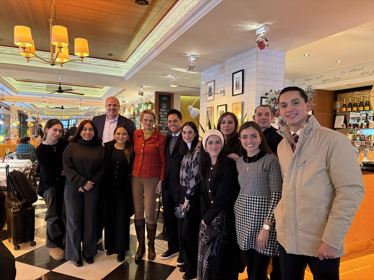 PatriaUnidaMX's tweet photo. Almuerzo con la eurodiputada Enikő Győri.

Conversamos sobre la configuración política de la Unión Europea, los retos del conservadurismo en la actual geopolítica y la situación de México en el contexto internacional.

Diálogo serio, alianzas estratégicas y formación con visión. https://t.co/wOBJm5YDtg