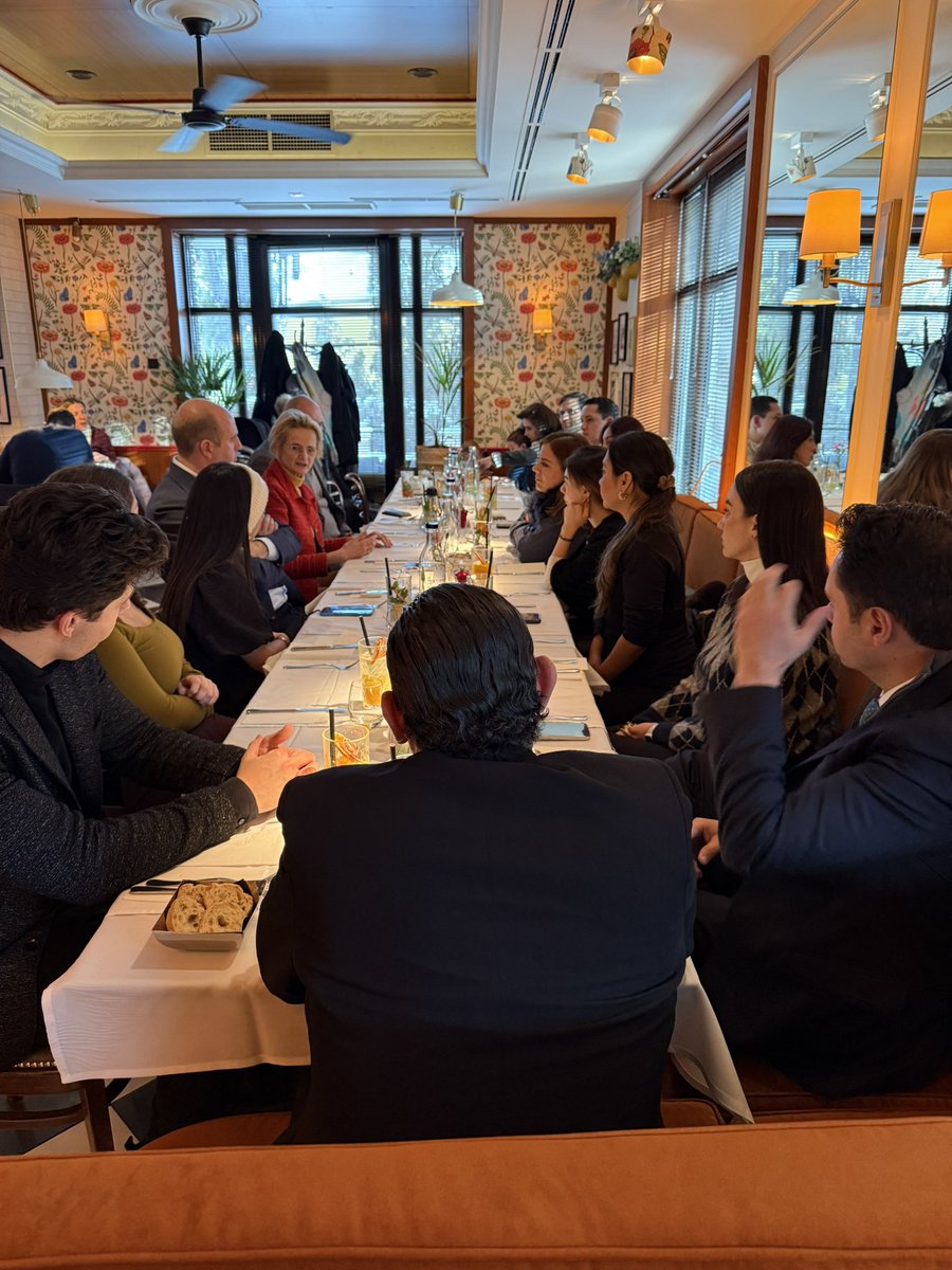 PatriaUnidaMX's tweet photo. Almuerzo con la eurodiputada Enikő Győri.

Conversamos sobre la configuración política de la Unión Europea, los retos del conservadurismo en la actual geopolítica y la situación de México en el contexto internacional.

Diálogo serio, alianzas estratégicas y formación con visión. https://t.co/wOBJm5YDtg