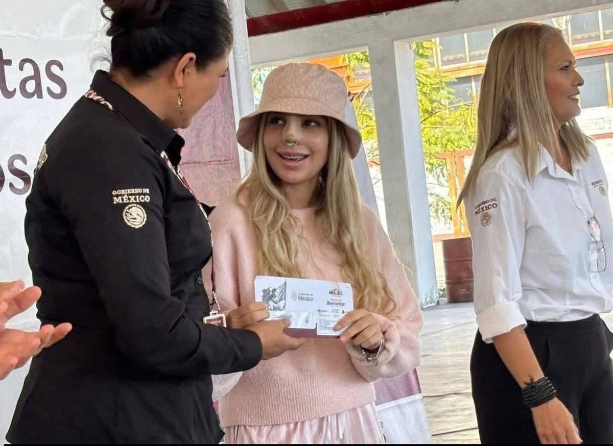 Becarios del bienestar, con gorro MK, operaciones estéticas y pulsera Pandora ✨🎀