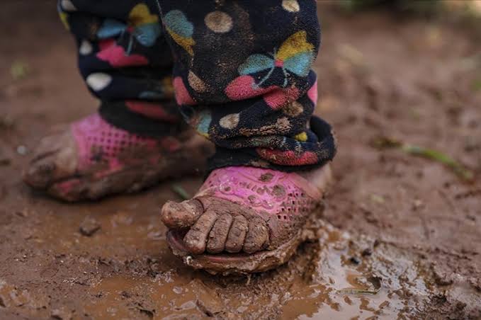 Aç bir çocuk
Ağlarken ekmek diye
Kurur
Gözyaşlarının tuzu
Annesinin kirpiklerinde

Arif Damar