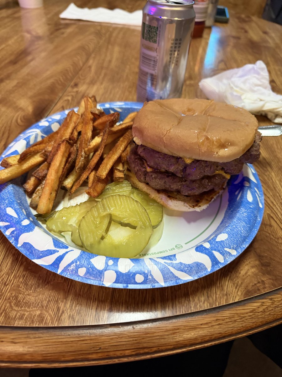 nickysmokess's tweet image. Now this is a dive bar.