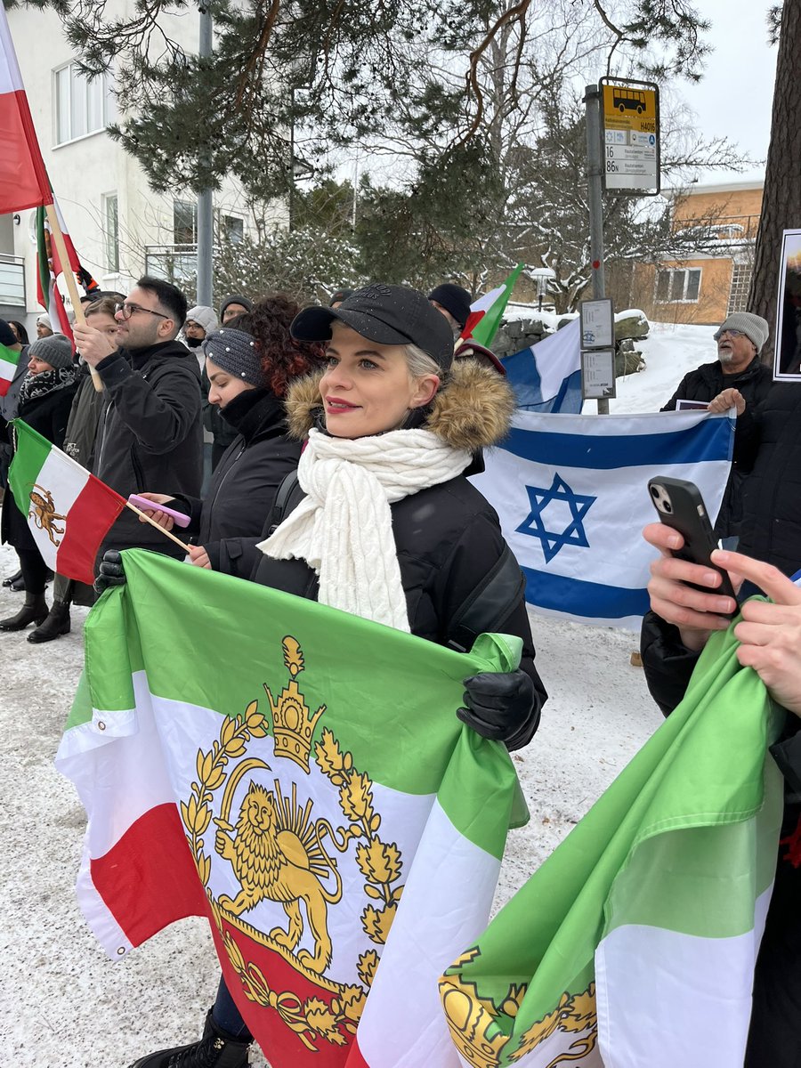 Ihmettelen kyllä suuresti, miksi niin moni saa hepulin nähdessään Iranin ja Israelin liput yhdessä. Eikö se ole juuri se, mitä me haluamme nähdä? Ystävyyttä eikä vihollisuutta. Rauhan, eikä sodan näkymiä. Kenen etua te ajatte, jotka haluatte nähdä nämä kaksi kansaa toistensa