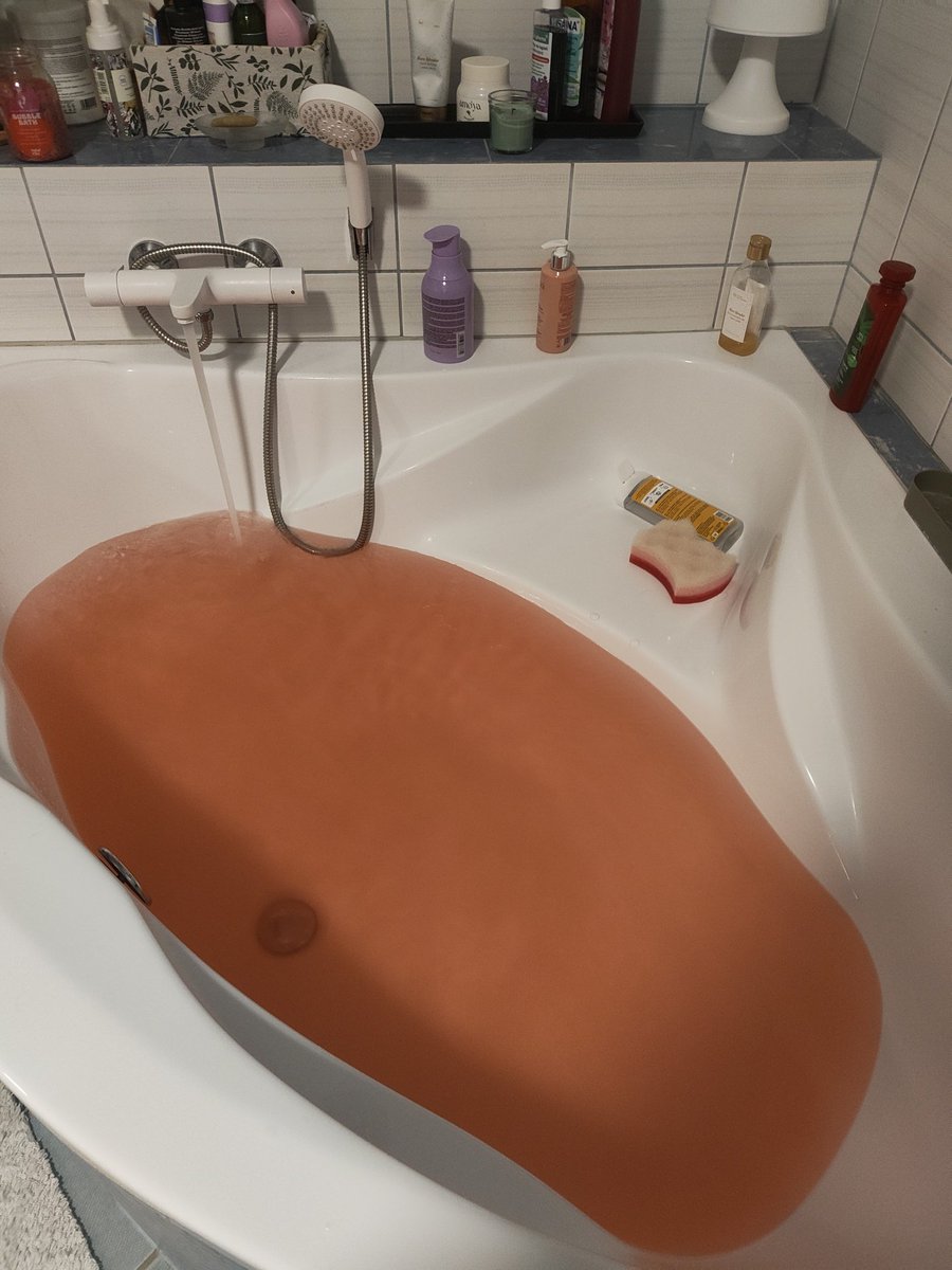 _shmCS's tweet image. somebody stole the bubbles out of the bath