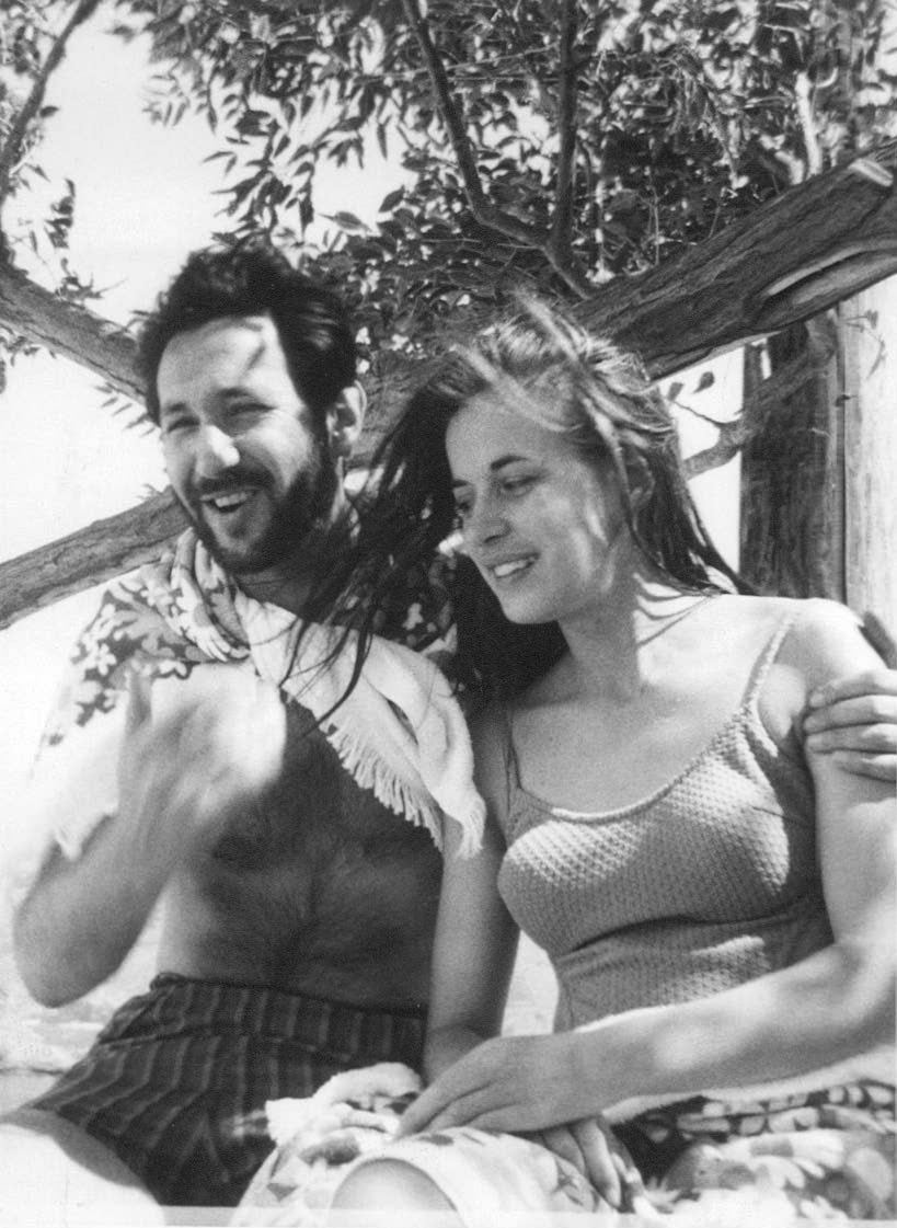 AAMortazavi's tweet image. Mum and Dad. #Iran around 1968-9. All to end up in veils and tyranny.