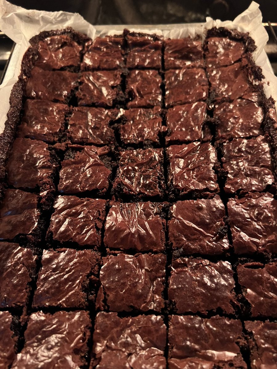 _3B90's tweet image. Me Vs. My hobbies 😈🥰