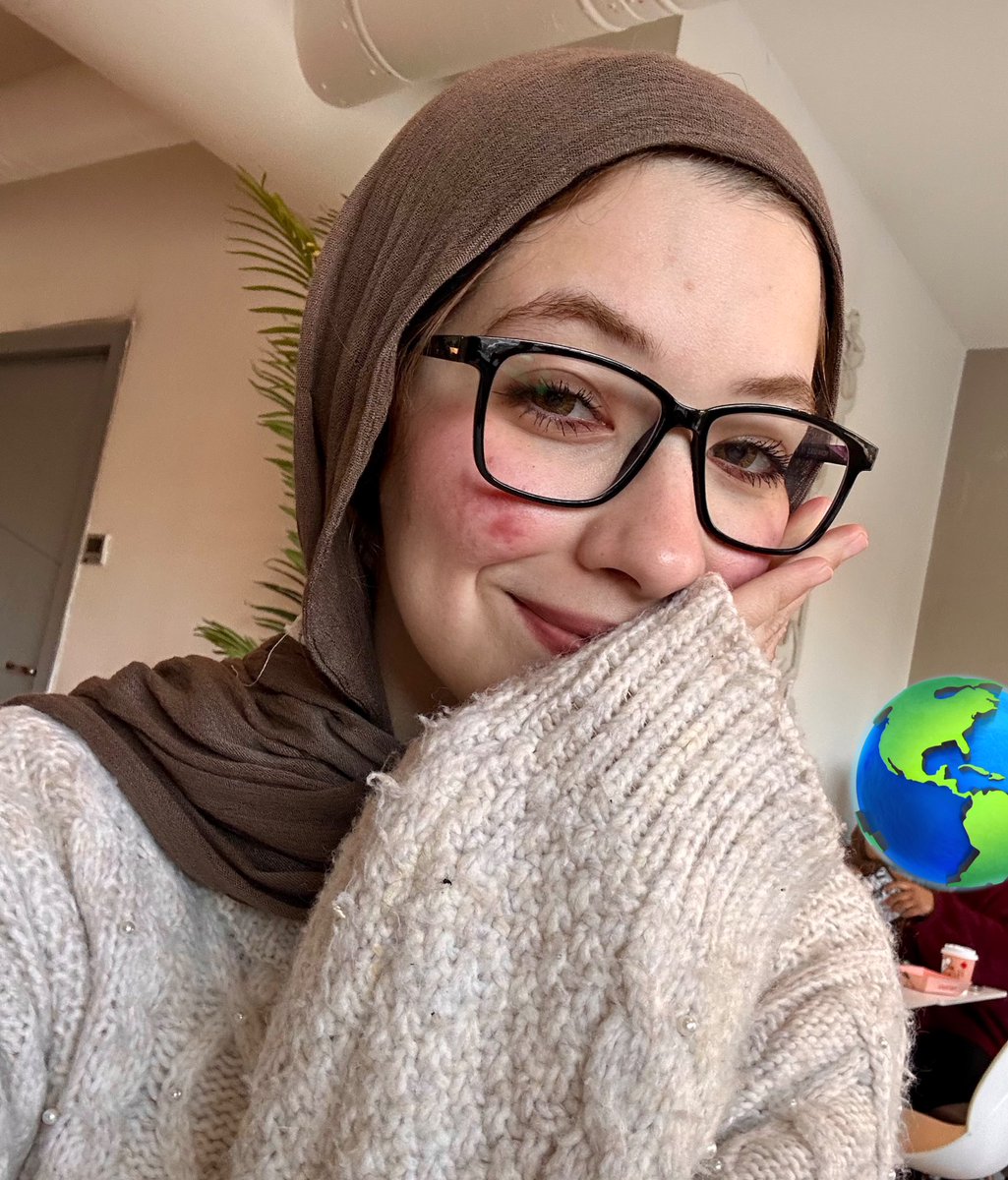 _3B90's tweet image. Me Vs. My hobbies 😈🥰