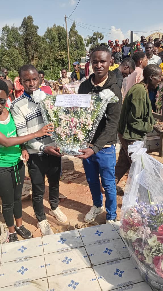 ButanyereraGf's tweet image. 🕊️#Kayanza |12/01/2026
Le responsable des Imbonerakure étudiants de l’#Antenne_Kayanza, Ir.#Minani_Révérien, s’est uni aux familles pour accompagner 
#NIJIMBERE_Pascal à sa dernière demeure.
Le #GF_BUTANYERERA exprime sa profonde compassion et lui souhaite un repos éternel.✊