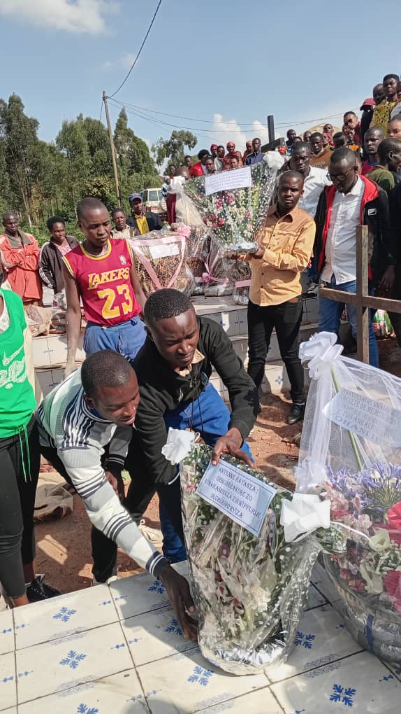 ButanyereraGf's tweet image. 🕊️#Kayanza |12/01/2026
Le responsable des Imbonerakure étudiants de l’#Antenne_Kayanza, Ir.#Minani_Révérien, s’est uni aux familles pour accompagner 
#NIJIMBERE_Pascal à sa dernière demeure.
Le #GF_BUTANYERERA exprime sa profonde compassion et lui souhaite un repos éternel.✊