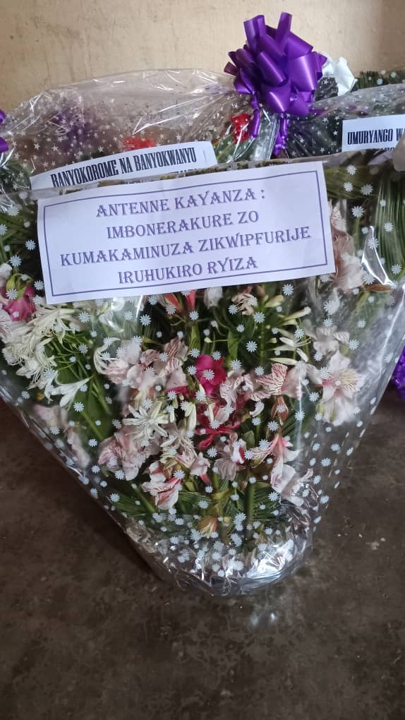 ButanyereraGf's tweet image. 🕊️#Kayanza |12/01/2026
Le responsable des Imbonerakure étudiants de l’#Antenne_Kayanza, Ir.#Minani_Révérien, s’est uni aux familles pour accompagner 
#NIJIMBERE_Pascal à sa dernière demeure.
Le #GF_BUTANYERERA exprime sa profonde compassion et lui souhaite un repos éternel.✊