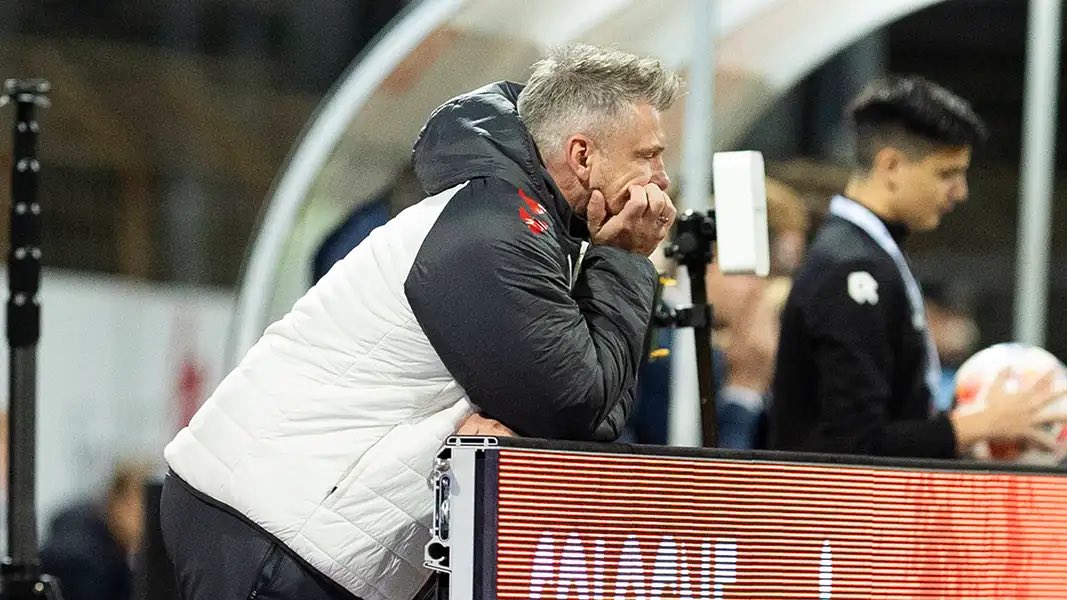 Selon <a href="/BILD/">BILD</a>, le sort de Lukas Kwasniok est dépendant du résultat ce samedi face à Mayence. Une défaite lui serait fatale.

➡️ Par ailleurs, des discussions ont eu lieu ces dernières heures pour calmer la tension avant le choc de demain face au Bayern alors que des actions contre