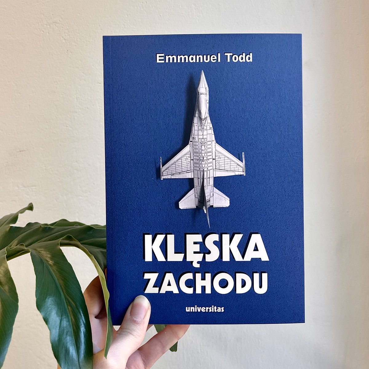 „Pochłonięci swoją nową profesją – wygrywaniem wyborów, które nie są już niczym więcej niż przedstawieniami teatralnymi, ale wymagają, podobnie jak prawdziwy teatr, specyficznych umiejętności i pewnego wysiłku – członkowie zachodnich klas politycznych nie mają już czasu, by