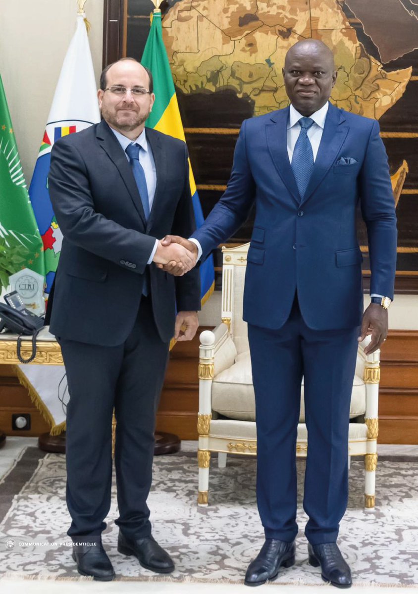 PresidenceGA's tweet photo. Au Palais Rénovation, le Président de la République a reçu les Ambassadeurs accrédités au Gabon.

Les échanges ont porté sur la coopération bilatérale et les perspectives du prochain Sommet de l’UA.

𝐏𝐨𝐮𝐫 𝐩𝐥𝐮𝐬 𝐝’𝐢𝐧𝐟𝐨𝐫𝐦𝐚𝐭𝐢𝐨𝐧𝐬 : https://t.co/3ztxkTm6S7 https://t.co/687rQnHtSe