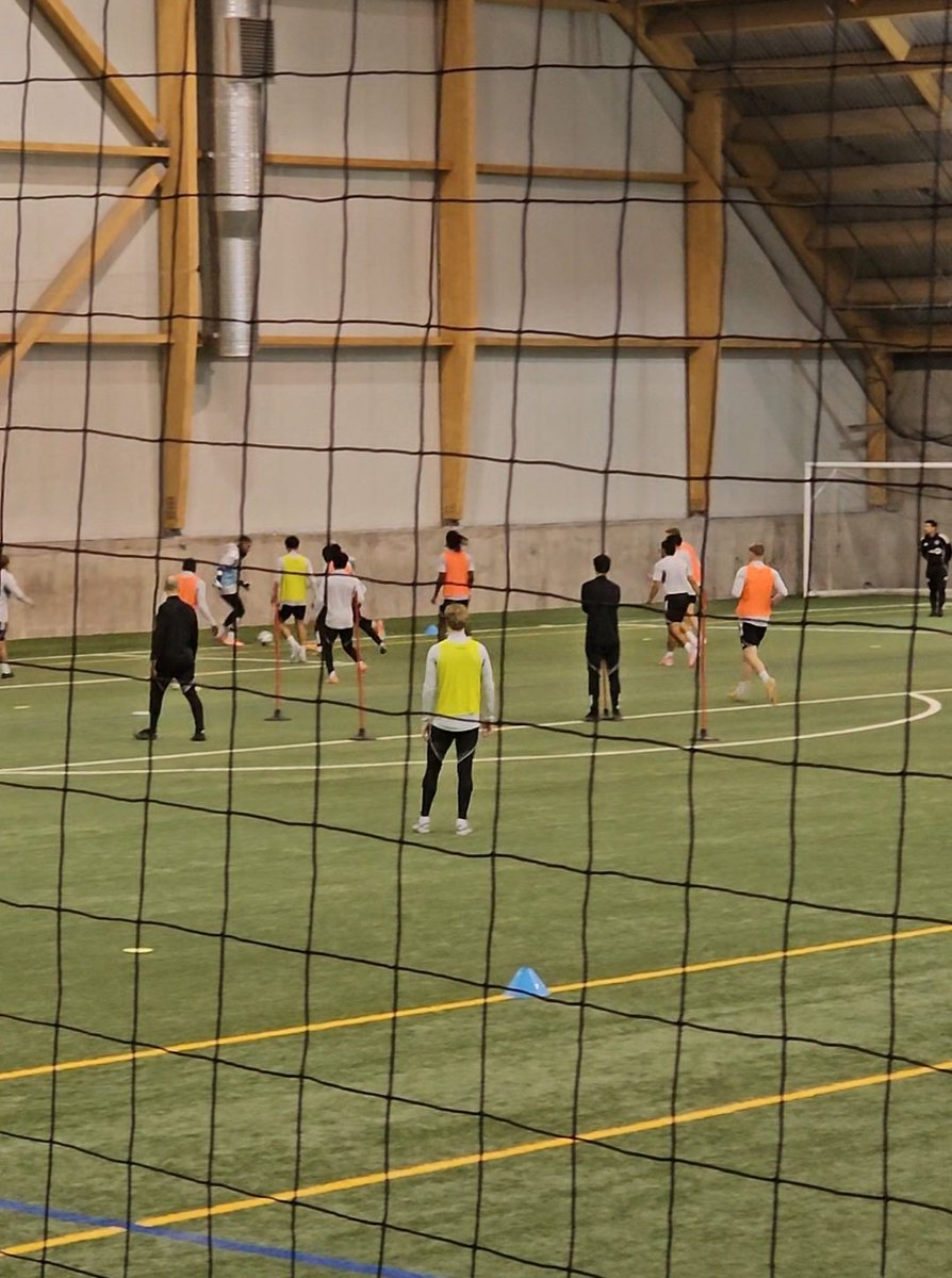 Quelques observations des deux premières séances du camp d'entraînement du #CFMTL :

1. On remarque dès les premiers instants que le groupe est formé de plus de joueurs qui ont de l'expérience. Et de surcroît, en MLS.

Rios, Vera, Thorallsson... l'expérience, ça ne s'achète (et