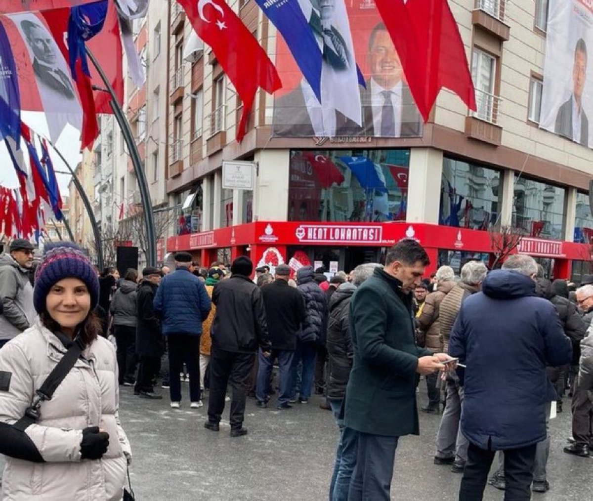 6 senede, 350 milyar  bütçeyi harca, 

Üstüne iç-dış 400 milyar lira da kredi borç kitle. 

“Sonra açtığın 10 plastik masa 40 plastik sandalyeli kent lokantasına mega proje” de. 

Sakin kalmak hakaret etmemek insanın elinde değil.