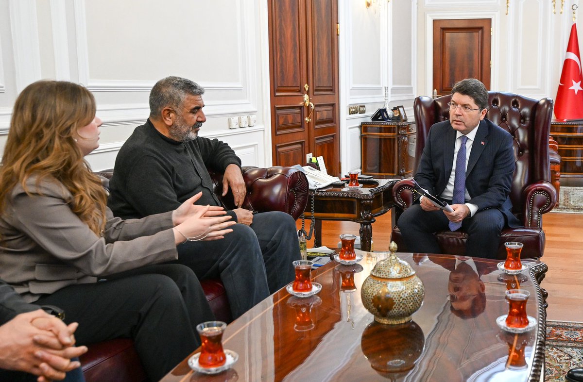 🔶Adalet Bakanı Yılmaz Tunç, Van'da hayatını kaybeden üniversite öğrencisi Rojin Kabaiş'in babası Nizamettin Kabaiş, ağabeyi ve amcasıyla Bakanlıkta bir araya geldi

📌Bakan Tunç, toplantıda şunları söyledi:

💬'Ailemizin yaşadığı acıyı bir kez daha paylaştık, yürütülen