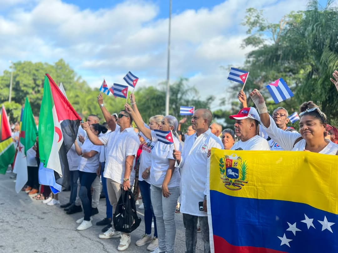 Trabajadores del Hospital Provincial Carlos Manuel de Céspedes, ratifican nuestro apollo irrestricto al hermano pueblo venezolano. #CubaConVenezuela #ProvinciaGranma #HonorYGloria