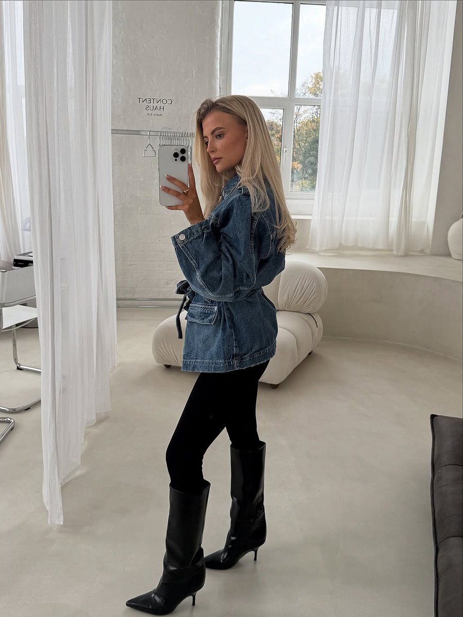 l20__18's tweet photo. Lucy Fallon is so hot 🔥🥵 https://t.co/F0sFNy0vhR