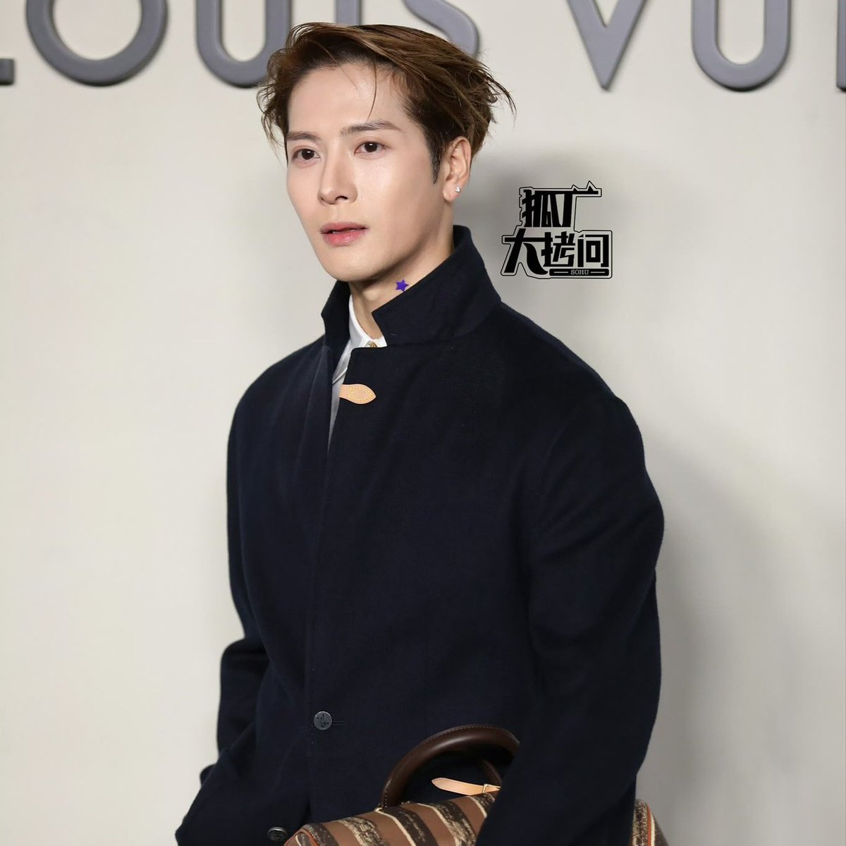 TheePopCore's tweet image. Jackson Wang shines brightly as he serves flawless looks at the Louis Vuitton Sanlitun store opening event in Beijing.