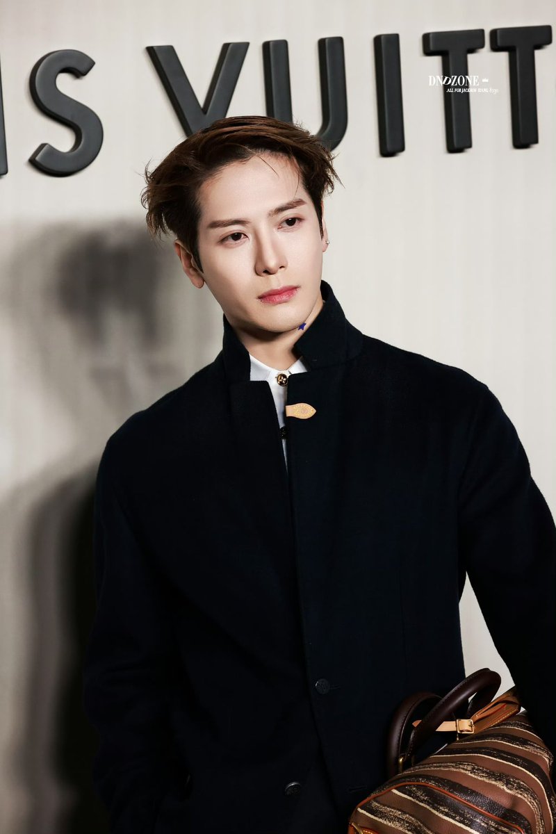 TheePopCore's tweet image. Jackson Wang shines brightly as he serves flawless looks at the Louis Vuitton Sanlitun store opening event in Beijing.