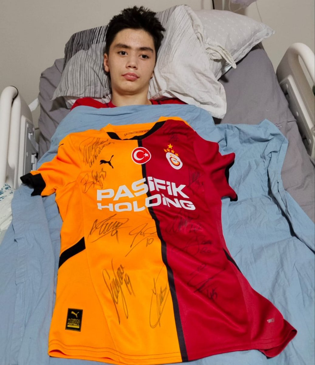 Murat Duha için gönderilen bu özel imzalı forma bugün elimize ulaştı. Bu nazik düşünce ve anlamlı jest, bizim için tarif edilemez bir moral kaynağı oldu. İnşallah Murat Duha en kısa sürede sağlığına kavuşacak ve biz bu formayı gururla giyip, omuz omuza tribündeki yerimizi