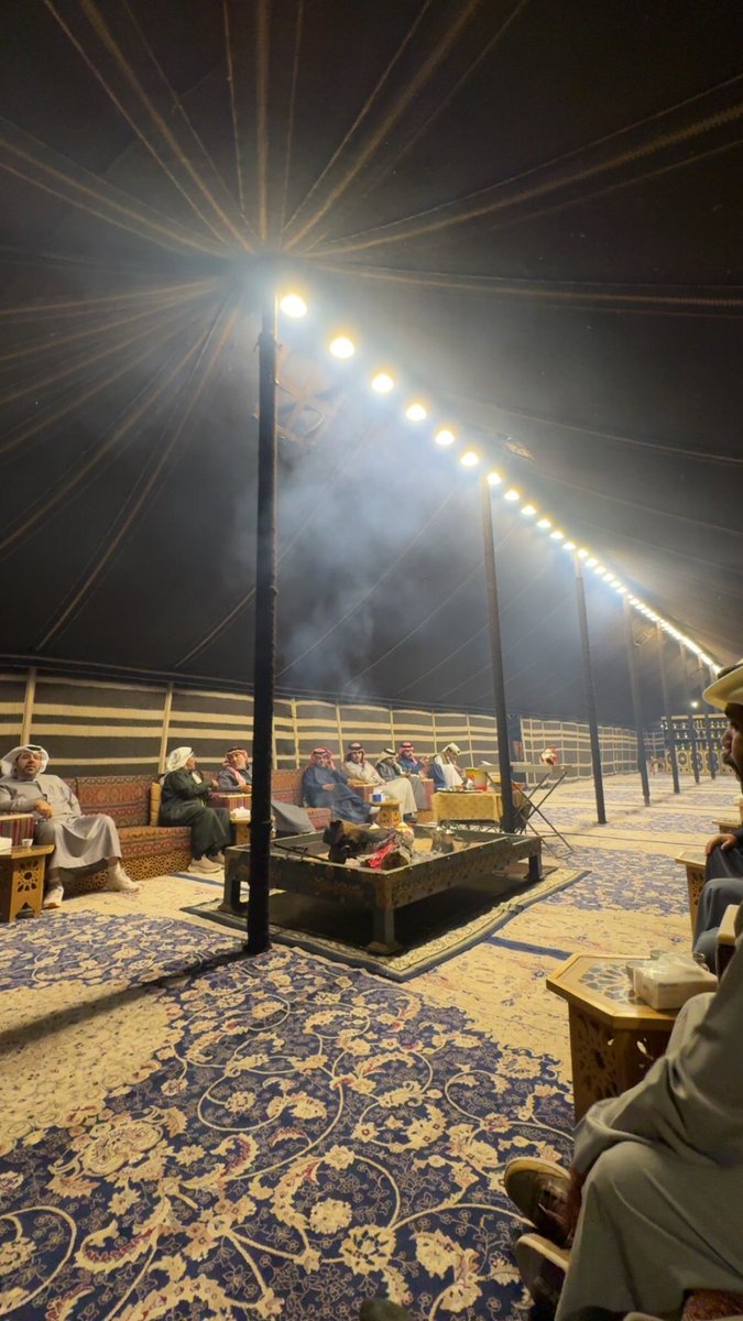 _7hwi's tweet photo. على وين رايح عاد عمري معك ما مَلْ
تعوشبْ معك و إخضر عوده على نبعه

يا دربي الوحيد شلون أهدك و أنا ما دل
سوى وجهك اللي يهدي الرشد و اتبعه

على دربك تفّل الخطاوي و ينبت فُل
هذا الدرب و هذي زحمة أهله و ذا طبعه

عليك البشر تفتح شبابيكها و تطّل
من يشوف وجهك شاف روحه على ربعه . https://t.co/J1zUnmZQFc