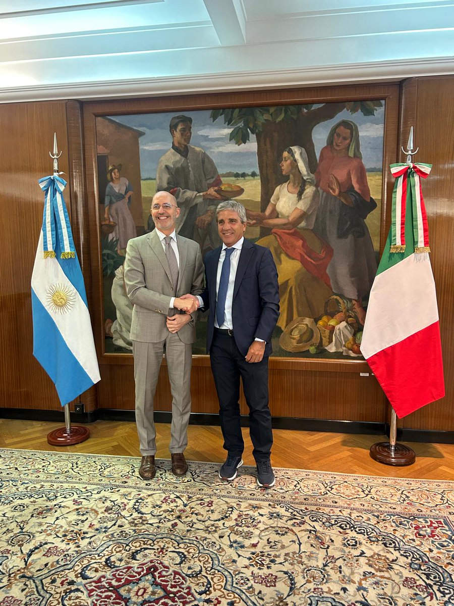 Hoy el Emb. 🇮🇹 Nicoletti y el Min. de Economia 🇦🇷 Caputo expresaron gran satisfacción por el excelente estado de las relaciones bilaterales.

Seguimos fortaleciendo aún más los lazos económico-comerciales y la presencia de empresas 🇮🇹 en 🇦🇷

<a href="/ItalyMFA_int/">Italy MFA</a> 
<a href="/MinEconomia_Ar/">Ministerio de Economía</a>