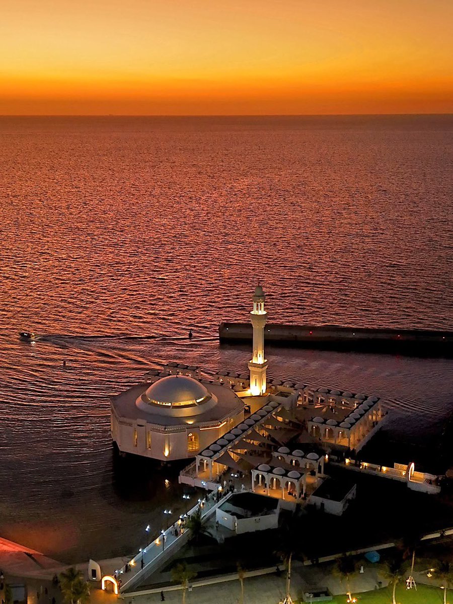 SaudiNewsFR's tweet photo. La photo du jour :

Vue M.A.G.N.I.F.I.Q.U.E de la mosquée "Ar-Rahma" (construite sur pilotis au-dessus de la Mer Rouge) au coucher du soleil https://t.co/et165jTSx9