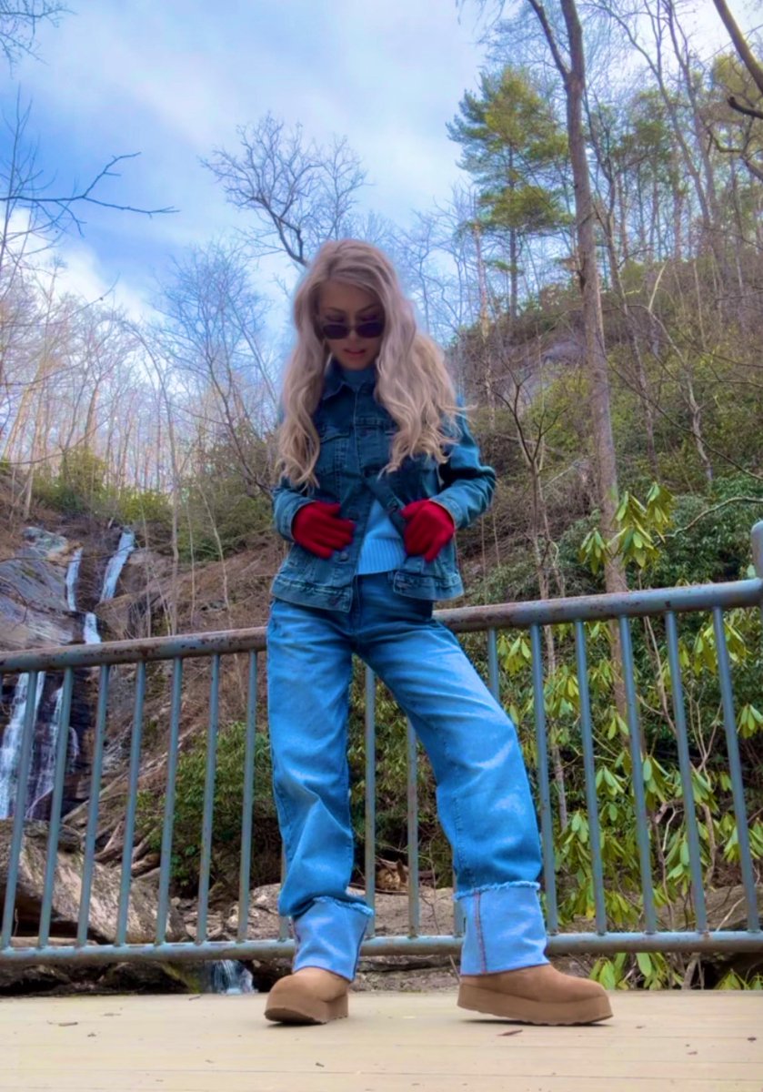 onlyheadmaster's tweet image. The modern woman might boast about size-zero jeans in the first photo, but an old-fashioned woman is more moved by seeing a husband play guitar for his wife beside a creek (a random but beautiful sight for strangers). Going purse shopping with a woman isn’t unique, but