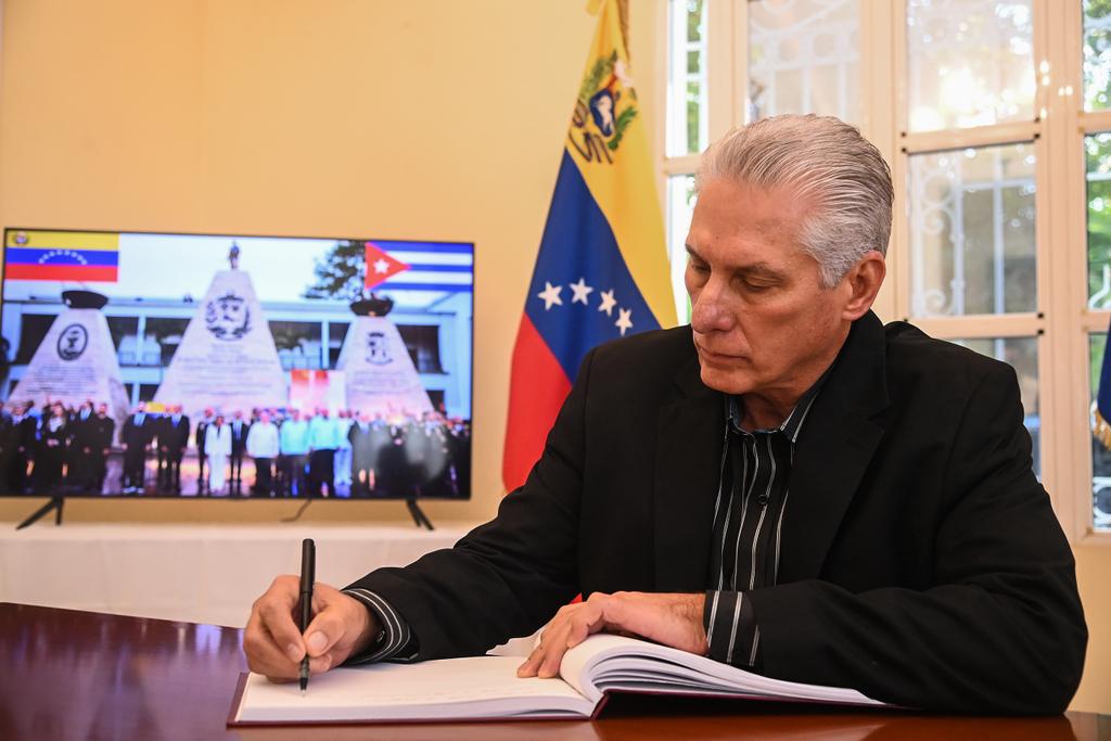 🇨🇺| El Presidente <a href="/DiazCanelB/">Miguel Díaz-Canel Bermúdez</a> firmó este martes el Libro de Condolencias en Homenaje a los héroes y mártires de #Venezuela y #Cuba, que ofrendaron sus vidas en defensa de la soberanía de esa hermana nación. 

🧵