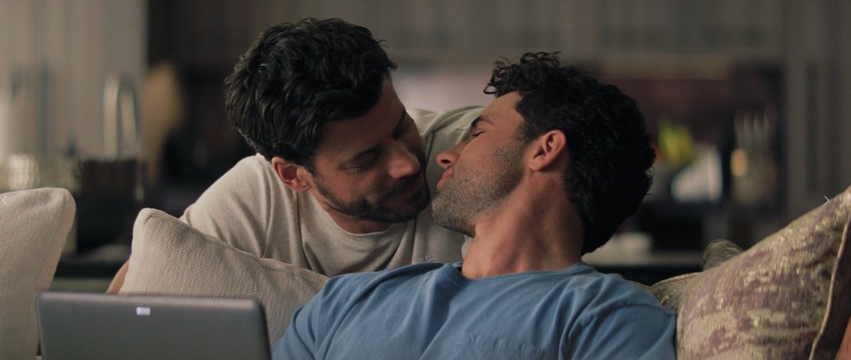 François Arnaud contou ao programa “CBS Mornings” que “Heated Rivalry” quase foi CANCELADA por interferências de outro grande serviço de streaming antes de chegar ao público.

Para preservar a visão original, o diretor Jacob Tierney decidiu levar a produção para o Canadá, o que