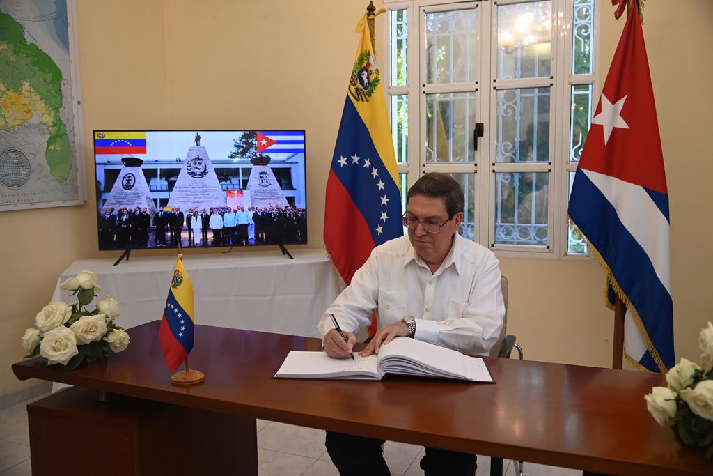 📌| Participaron Esteban Lazo, presidente de <a href="/AsambleaCuba/">Asamblea Nacional Cuba</a>, el primer ministro <a href="/MMarreroCruz/">Manuel Marrero Cruz</a>, el secretario de Organización, <a href="/DrRobertoMOjeda/">Dr. Roberto Morales Ojeda</a>, el canciller <a href="/BrunoRguezP/">Bruno Rodríguez P</a>, el jefe del Departamento de Relaciones Internacionales del CC, <a href="/EmilioLozadaG/">Emilio Lozada García</a> y el embajador Orlando Maneiro.