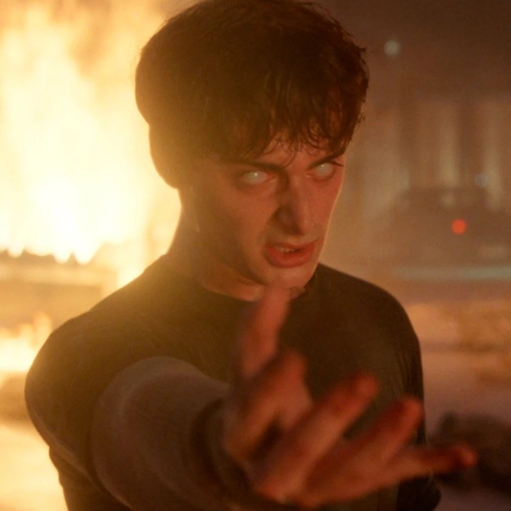 AcervoCharts's tweet image. Fãs estão acusando os criadores de Stranger Things de usarem IA para escrever a temporada final da série.

Várias abas do ChatGPT estavam abertas na hora que eles estavam escrevendo o roteiro.