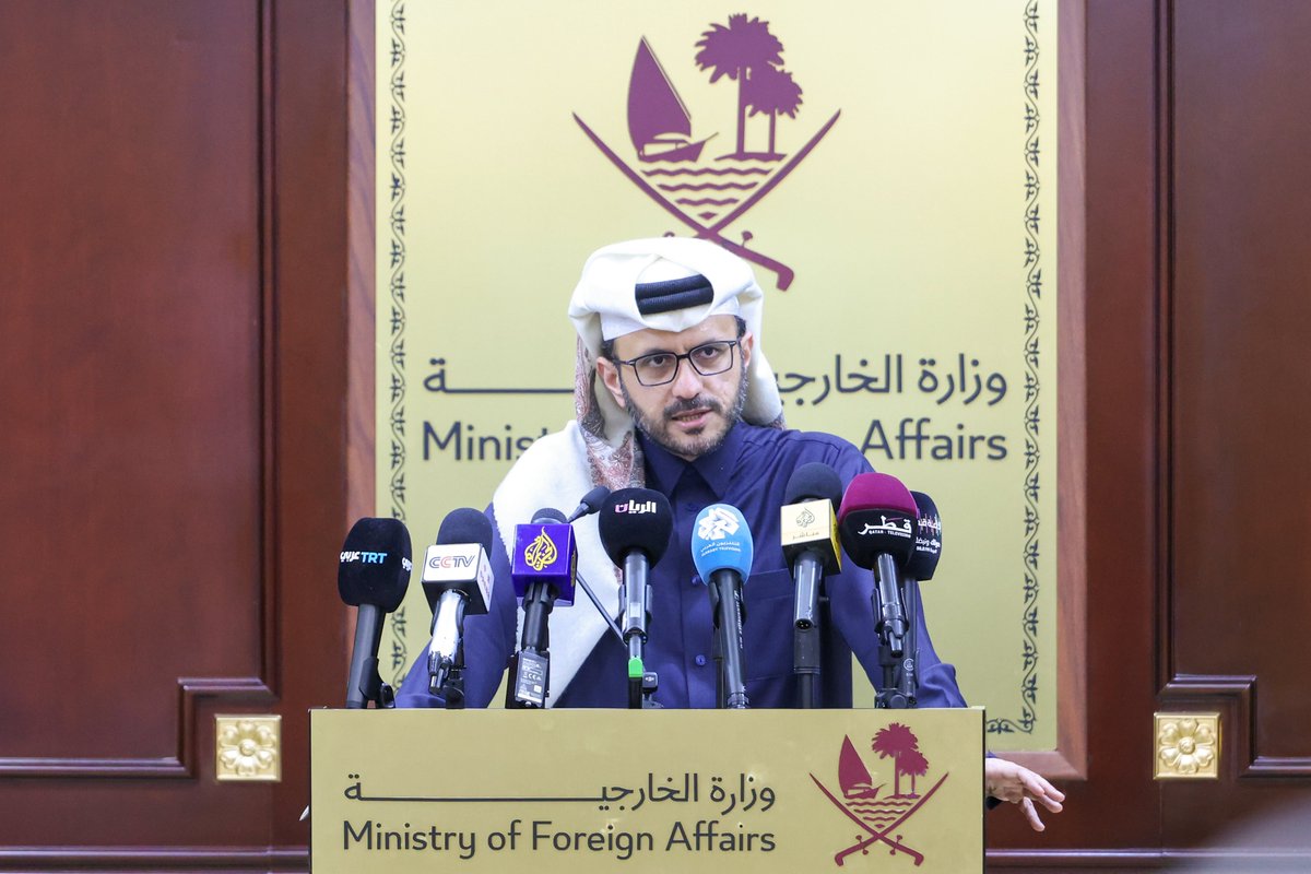 NadeebQa's tweet image. في ظل التطورات الإقليمية التي تشهدها المنطقة

الدكتور @majedalansari مستشار رئيس مجلس الوزراء والمتحدث الرسمي لوزارة الخارجية يؤكد خلال الإحاطة الإعلامية الأسبوعية أن أمن المواطنين والمقيمين في دولة قطر يمثل أولوية قصوى، وأن الدولة تتخذ جميع الإجراءات الاحترازية اللازمة لضمان…