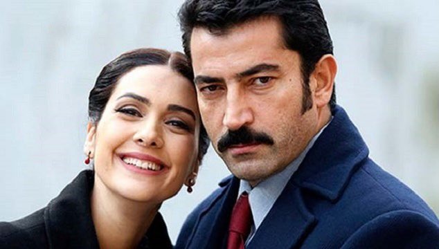 Kenan bey bundan 13 yıl önce kendisinden 9 yaş küçük Bergüzar Korel ile Karadayı dizisini çekmişti. Ne hoş bir partnerlikti dimi? Bergüzar şu an 43 yaşında liseli annesi oynuyor. Kenan 52 yaşında 24 yaş küçük kızla partner oldu.