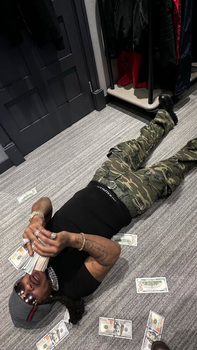 MaxBiggavelli's tweet image. Money make me feel soooo bettaaaa