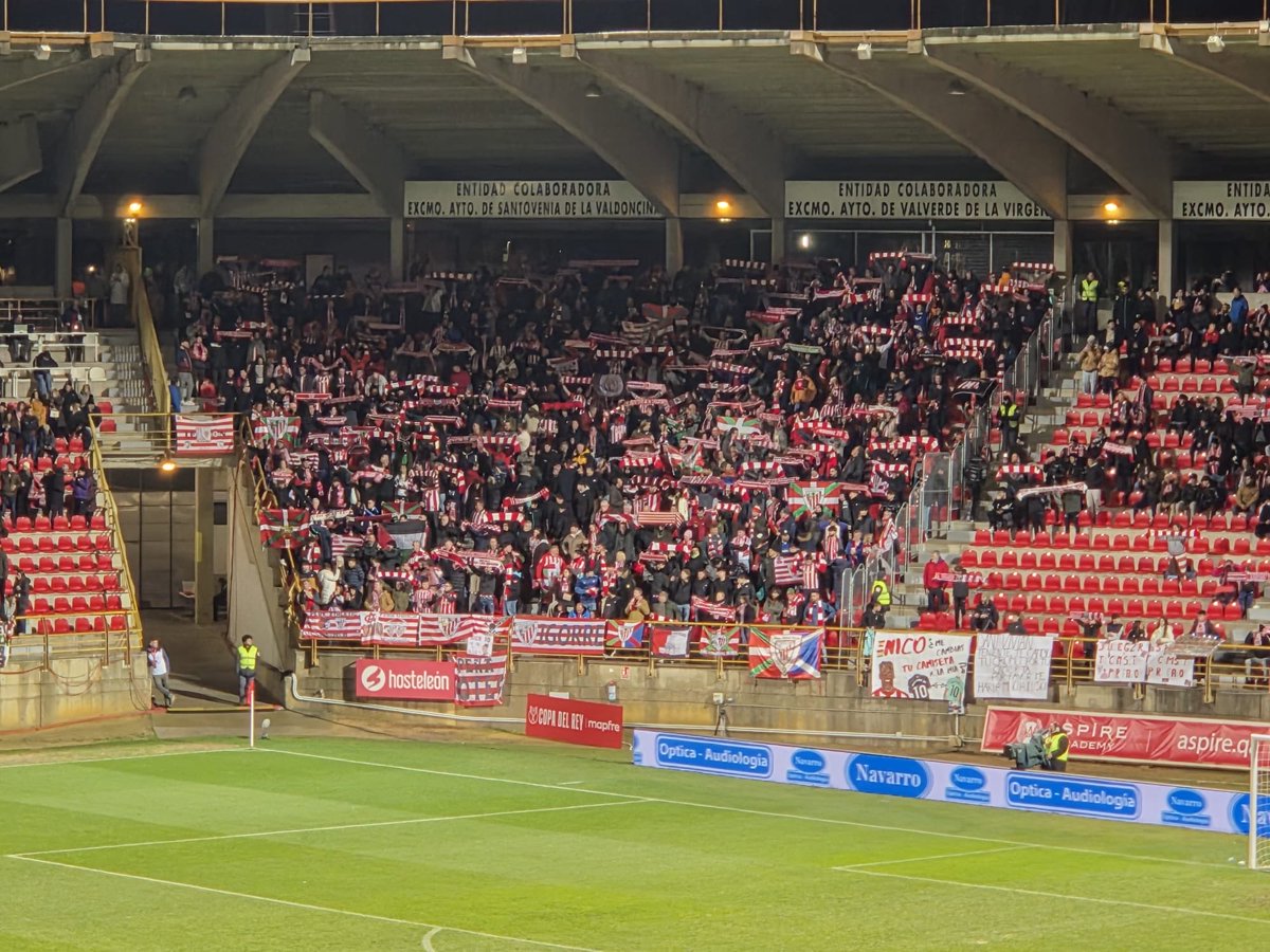 A 335 km de casa, un miércoles de Copa, la afición del <a href="/AthleticClub/">Athletic Club</a> presente en el Reino de León.