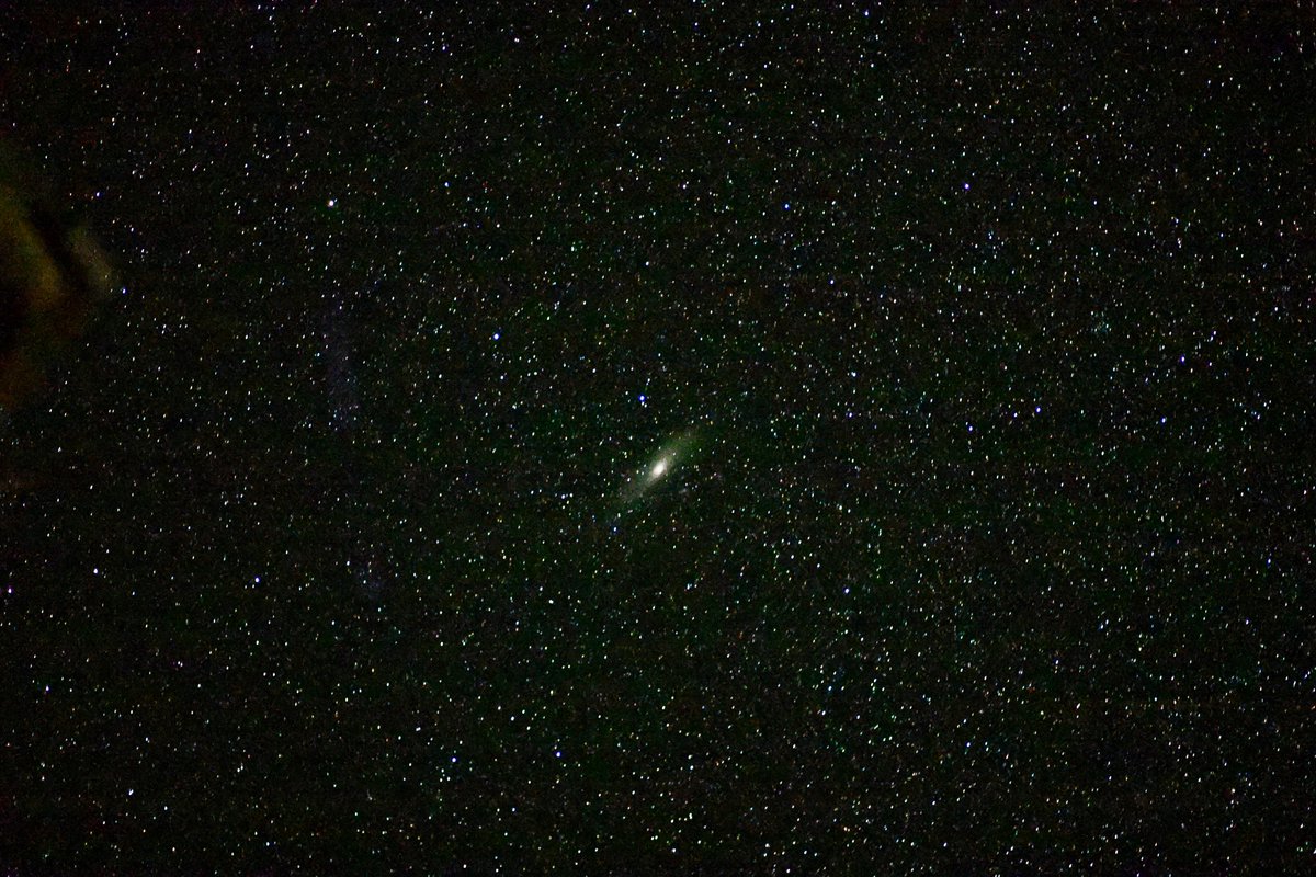 Astro_Kimiya's tweet image. 明日はいよいよISSを出発して地球へ帰ります。その前に宇宙から撮影してみたかったアンドロメダ銀河を撮影出来ました。ホモ属の歴史が始まった頃の光を見ながら、250万年後の人類に思いを馳せました。次の世代の事を考えながら行動できれば、きっと想像できない程素晴らしい時代になっているでしょう！