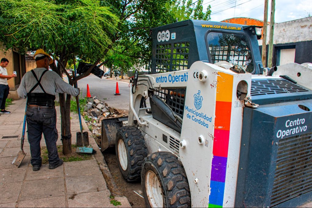 MuniCba's tweet image. 🚧 ¡Reforzamos las tareas de mantenimiento en los barrios de #CórdobaCapital!  

Con trabajos en la red de cloacas, bacheos, reparación, despeje y recambio de luminarias, poda baja y desmalezado, las cuadrillas municipales recorren distintos puntos de la ciudad.
