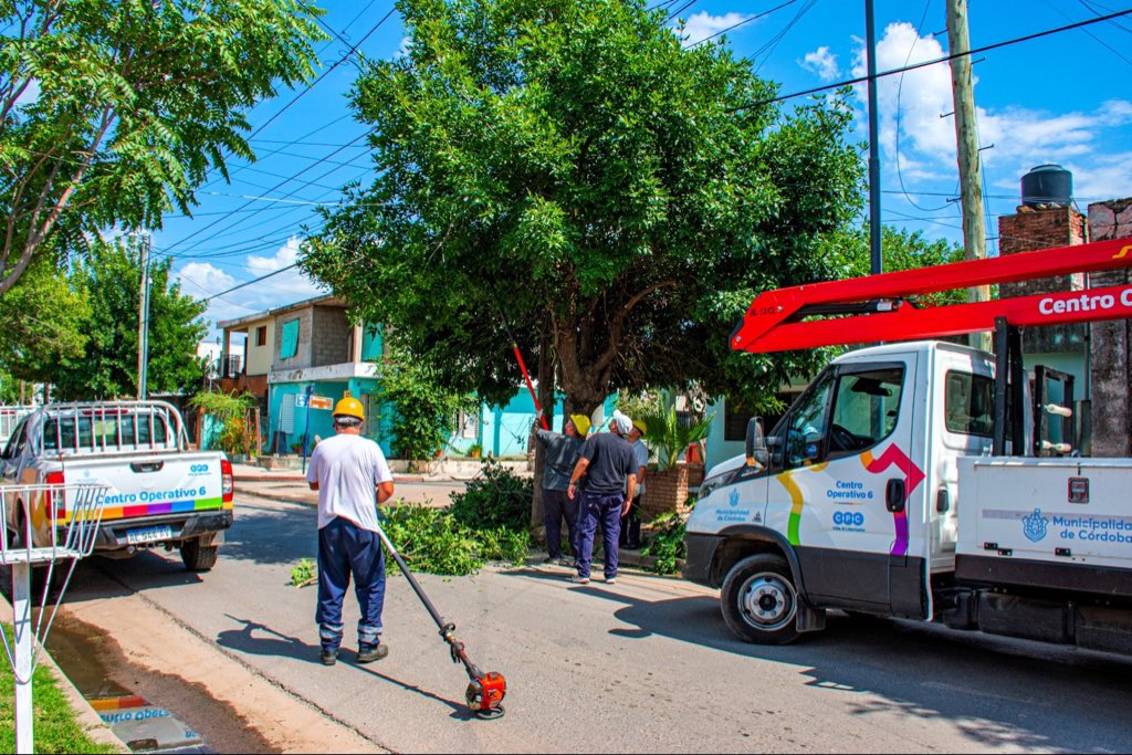 MuniCba's tweet image. 🚧 ¡Reforzamos las tareas de mantenimiento en los barrios de #CórdobaCapital!  

Con trabajos en la red de cloacas, bacheos, reparación, despeje y recambio de luminarias, poda baja y desmalezado, las cuadrillas municipales recorren distintos puntos de la ciudad.
