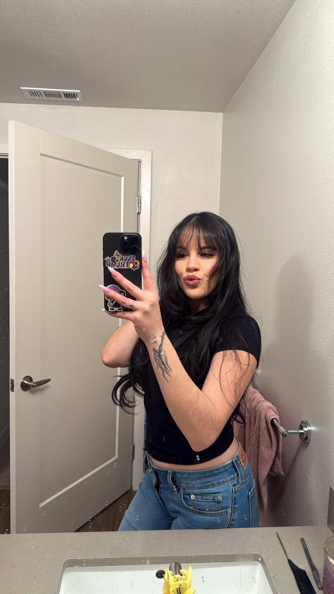 PL4NETVOID's tweet image. love being a pretty girl