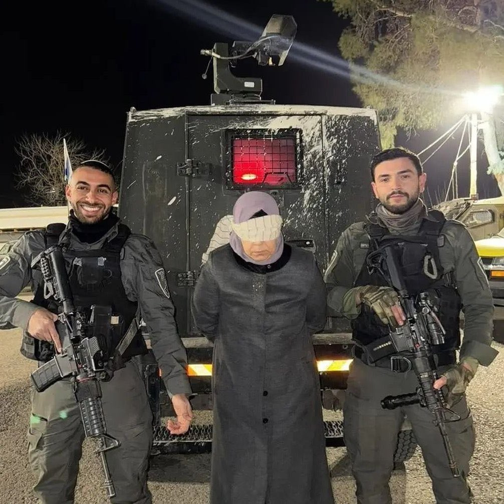 İsrail askerleri, Kassam Tugayları komutanı şehid Yahya Ayyaş'ın eşini alıkoyduktan sonra gülerek poz verdi.

Son günlerde kadın hakları diyerek İran duyar kasan ahlaksızlar nerede? Yoklar.