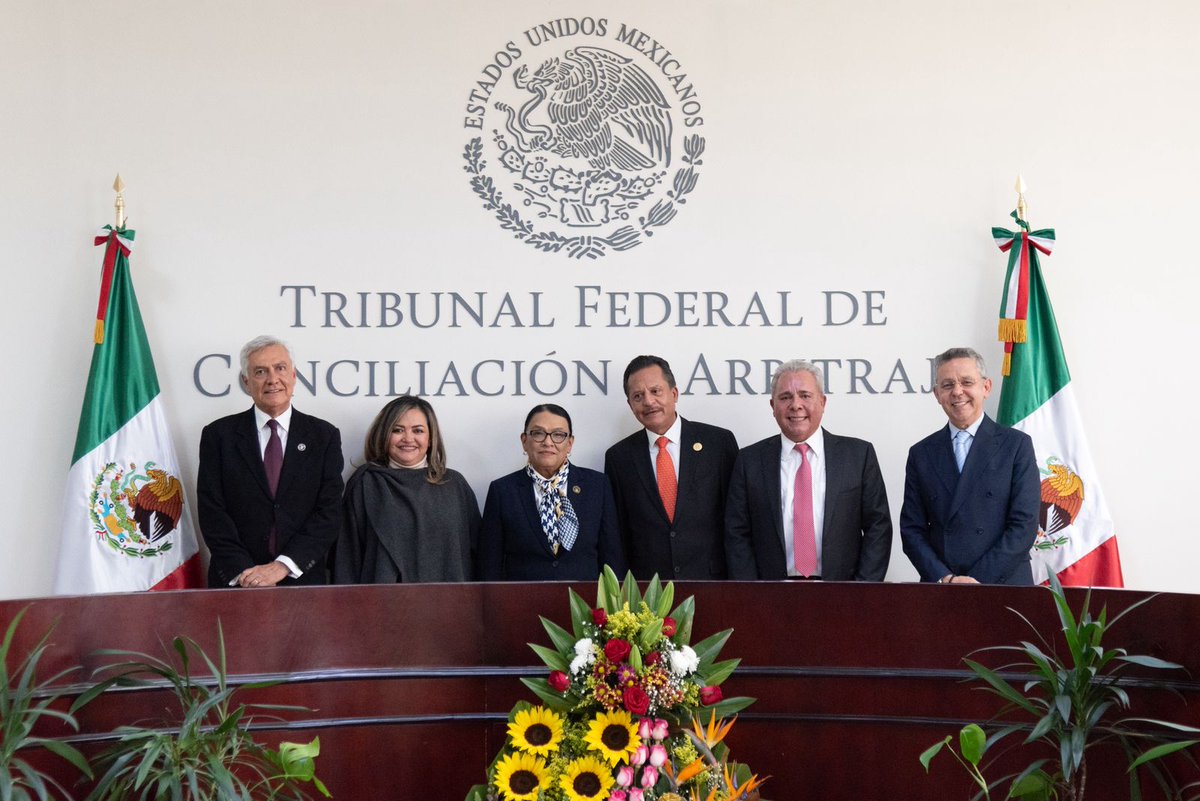 FSTSEmx's tweet image. Hoy nuestro Presidente, el Lic. @GarciaAyalaM, asistió a la 1ª Sesión Extraordinaria del Pleno del Tribunal Federal de Conciliación y Arbitraje #TFCYA,con la distinguida presencia de la Secretaria de Gobernación, Mtra. @rosaicela_

En su intervención, la Secretaria destacó y…
