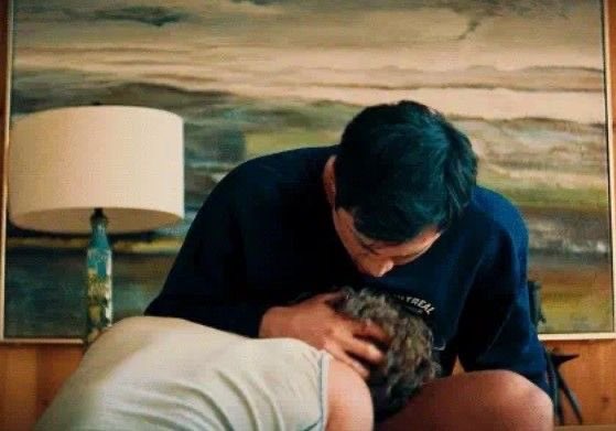 awww shane lost his keys on the couch and ilya was helping him find them… he’s so kind ❤️