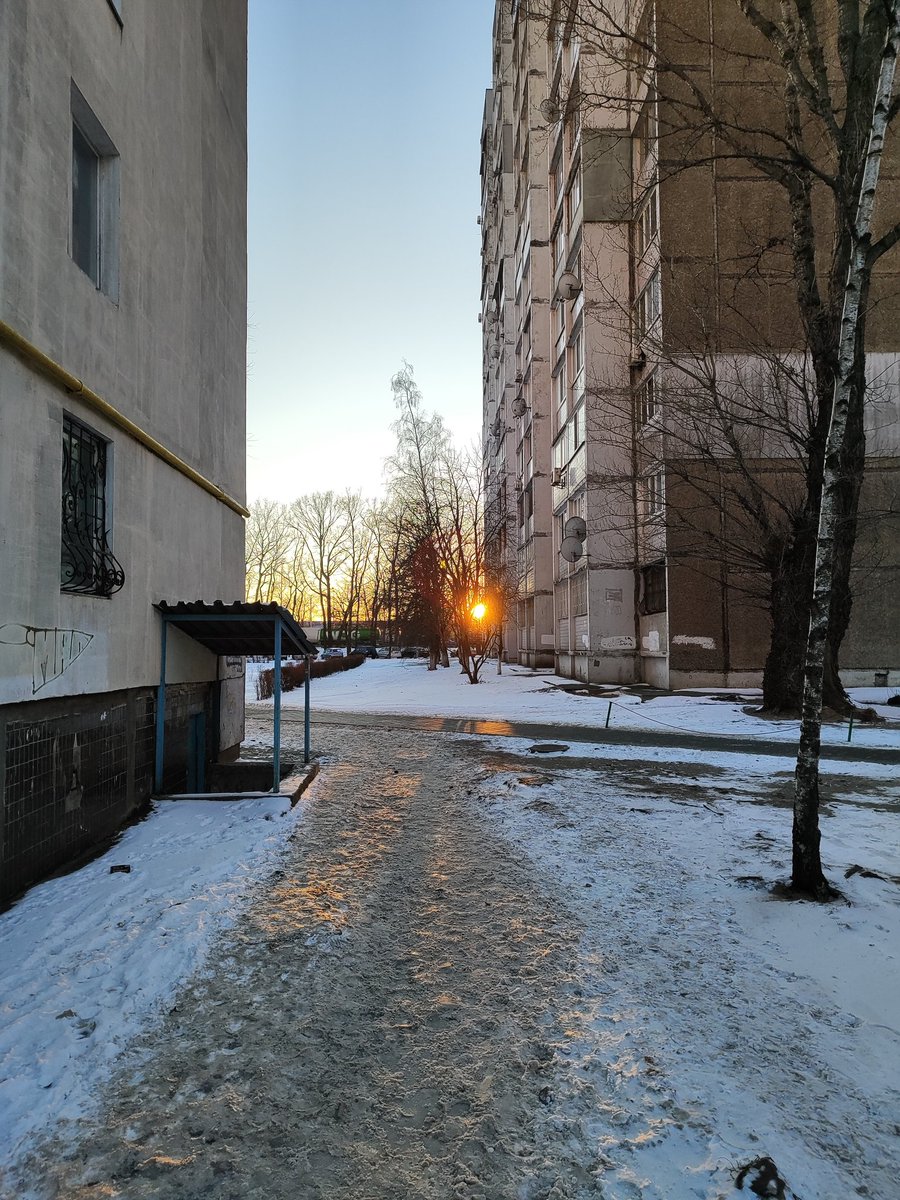 можно уехать
можно остаться 
что сделаю я?
НЕлегко догадаться