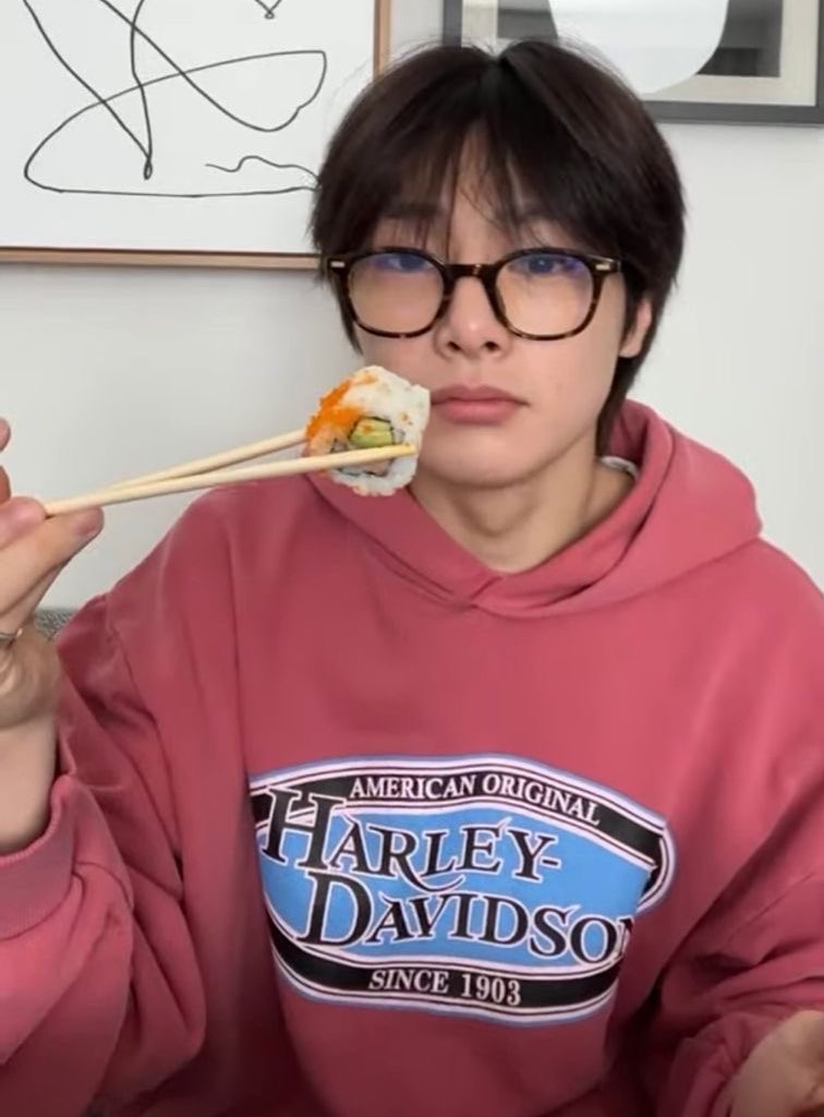 hugmeinnie's tweet image. yang jeongin eating          yang jeongin eating