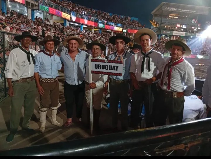 Desde nuestra página le deseamos el mayor de los éxitos a nuestro coterráneo Alberto Fabián Sanner que nos esta representando en @festivaljesusmariaoficial 🇦🇷
Gracias por representarnos y llevar bien alto el nombre de nuestro país y nuestro pueblo. ¡Muchos éxitos! 💪👏🇺🇾🧡